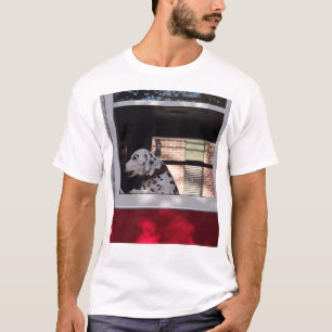 T-shirt Dalmatien dans un camion de pompiers