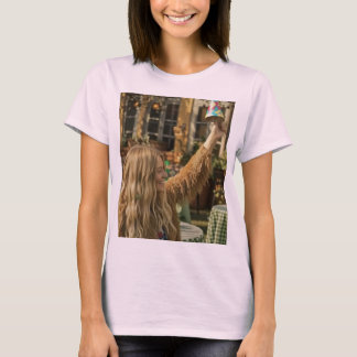 T-shirt Dame faisant du shopping sur la place