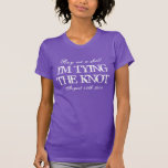 T-shirt d'amusement pour que la jeune mariée soit<br><div class="desc">T-shirt d'amusement pour que la jeune mariée soit. Achetez-moi un tir que j'attache la pièce en t de noeud pour que les jeunes mariées soient. Citation potable drôle pour la nuit de bachelorette. Épouser l'humour. Slogan de Vinatge avec les lettres affligées de regard. Texte de Personalizable pour la nuit de...</div>