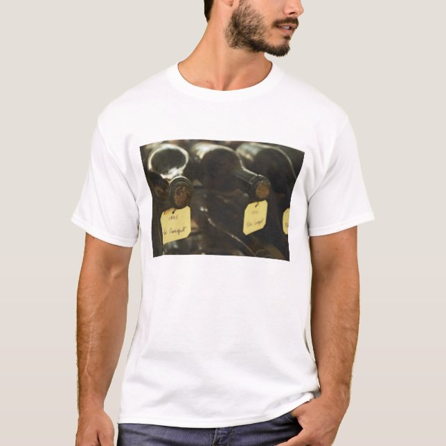 T-shirt Dans la cave à vin souterraine : bouteilles couché (Devant)