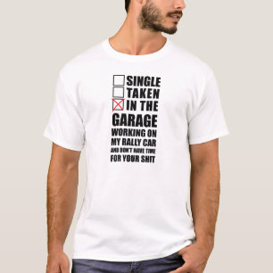 T-shirt Dans le garage travaillant à ma voiture de