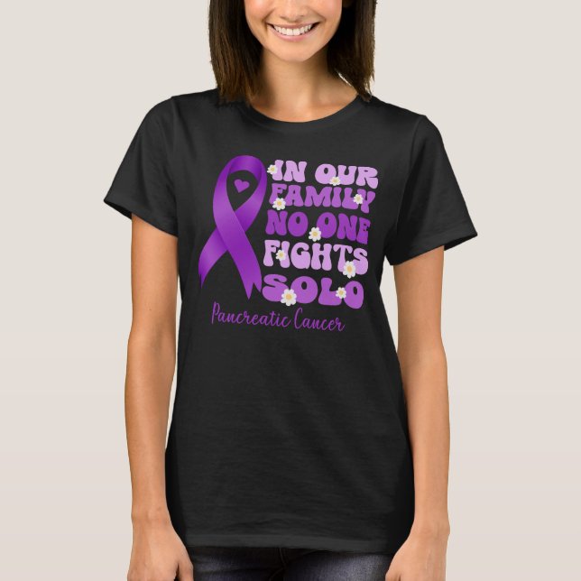 T-shirt dans notre famille personne ne combat le cancer du (Devant)