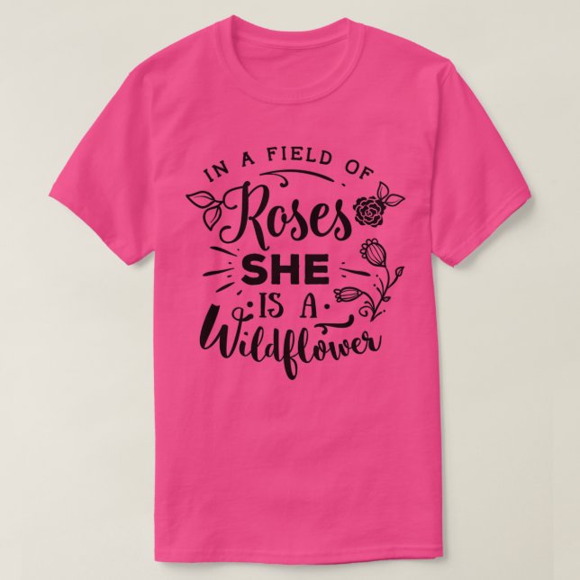 T-shirt Dans Un Domaine De Rose, Elle Est Fleur sauvage (Design devant)