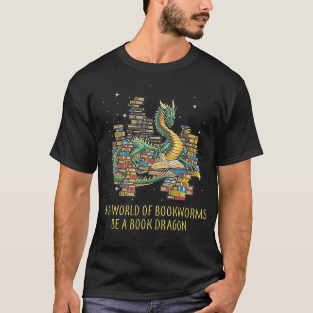 T-shirt Dans Un Monde De Bookwort Être Un Dragon De Livre  (Devant)