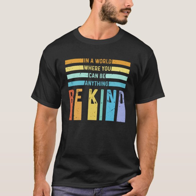 T-shirt Dans un monde être amoureux Tolerance Idée amicale (Devant)
