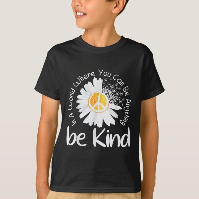 T-shirt Dans un monde où l'on peut être n'importe quoi, on (Devant)