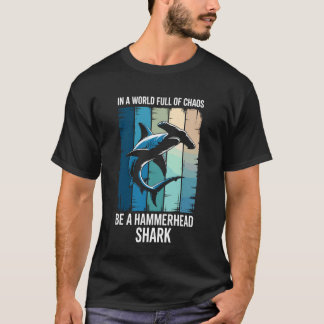 T-shirt dans un monde plein de chaos soyez un requin marte