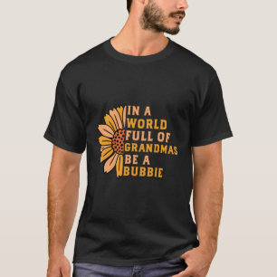 T-shirt Dans Un Monde Plein De Grandmas Soyez Une Arte Jui