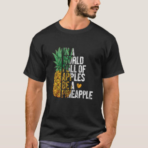 T-shirt Dans un monde plein de pommes être un ananas