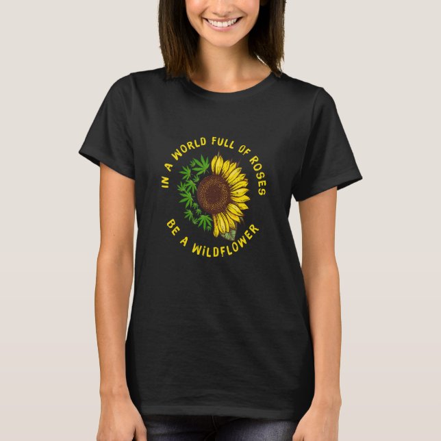 T-shirt Dans Un Monde Plein De Roses Soyez Un Tournesol Fl (Devant)
