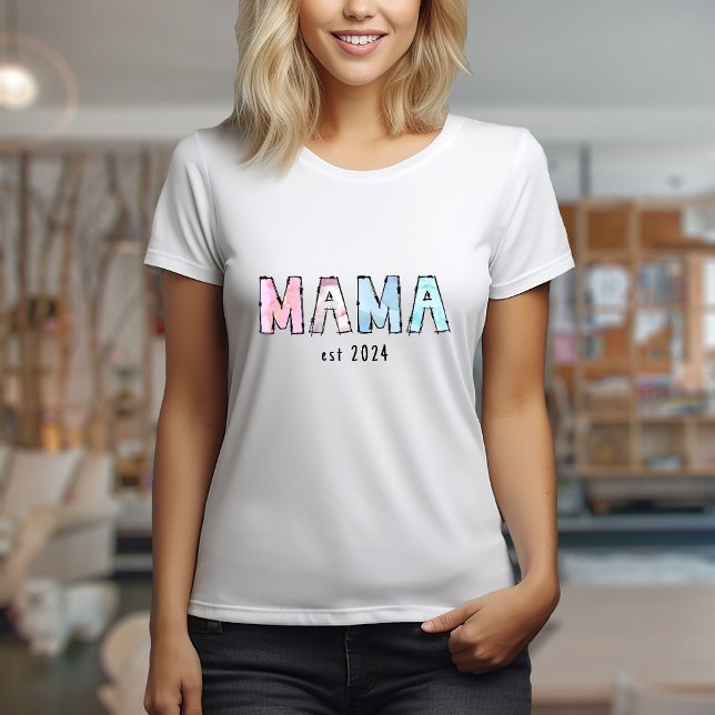 T-shirt de base Mama est Womens (Mama est 20xx design with editable text and watercolor doodle letters)