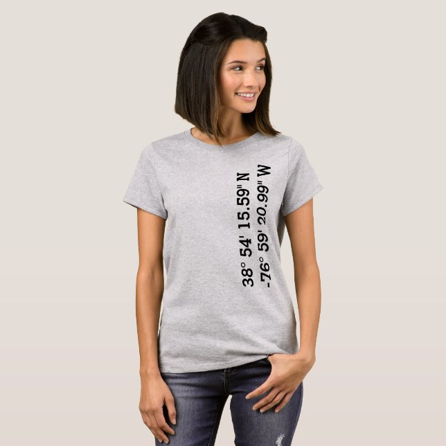 T-shirt de coordonnées de GPS d'université de (Devant entier)