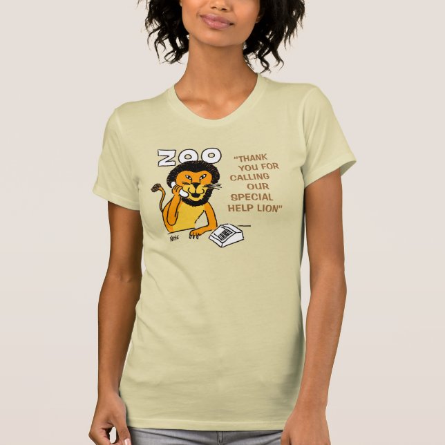 T-shirt de dessin animé drôle de lion-secours dans (Devant)