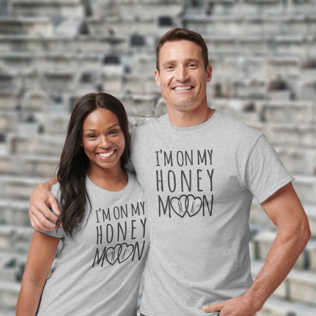 T-Shirt de jeunes mariés pour lune de miel (On My Honeymoon Newlyweds T-Shirt just for you. Add your initials!)