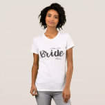 T-shirt de la fête de mariée<br><div class="desc">Mère du T-shirt Arrow de mariée.  Customisez avec votre nom ou laissez-le en blanc.  Idéal pour les fêtes de mariée.</div>