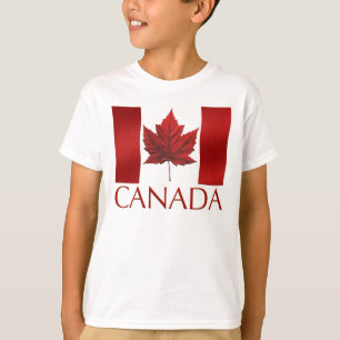 T-shirt de l'enfant portant le drapeau du Canada