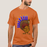 T-shirt de Menurkey Menorah Turquie<br><div class="desc">Célébrez Thanksgivukkah 2013 avec ce T-shirt classique de menurkey ! Comporter une dinde drôle de bande dessinée avec un menorah pour une queue. Un thanksgiving de Hanoukka ne se produira pas pendant encore 77.000 années ! Saisissez ainsi ce grand souvenir pour cette une fois-dans-un-vie-célébration. des *Makes un grand cadeau pour...</div>