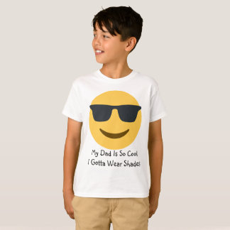 T-shirt de port de nuances d'Emoji de papa frais