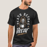 T-shirt Décès avant décaf<br><div class="desc">Ce dessin cool "Mort avant décaf" présente l'illustration d'une faucheuse sinistre tenant une tasse de café. Parfait pour les amateurs de caféine qui préfèrent mourir plutôt que d'avoir à boire du café décaféiné !</div>