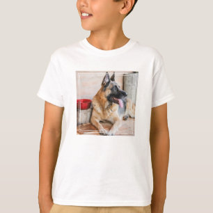 T-shirt Déchets Allemands Reposés Par Le Bassin D'Eau