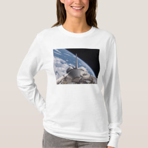 T-shirt Découverte de navette spatiale backdropped par la