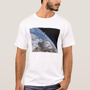 T-shirt Découverte de navette spatiale backdropped par la