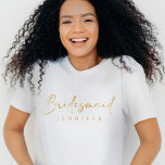 T-shirt Demoiselle d'honneur Or Nom personnalisé Enterreme<br><div class="desc">Le T-Shirt Demoiselle d'honneur Or Nom personnalisé Enterrement de vie de jeune fille est une pièce moderne et minimaliste pour votre cortège nuptial. Avec son écriture en faux or élégante, ce t-shirt simple mais stylé est parfait pour les festivités de l'enterrement de vie de jeune fille et peut être personnalisé...</div>