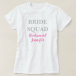T-shirt Demoiselle d'honneur Rose personnalisé Nom Mariage<br><div class="desc">Belle calligraphie,  t-shirt rose demoiselle d'honneur. Parfait pour t-shirt en papier de mariage. Équipe de la mariée.</div>