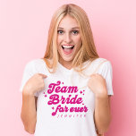 T-shirt Demoiselle d'honneur Team Bride Rose Enterrement d<br><div class="desc">Le T-shirt Demoiselle d'honneur Team Bride Rose Enterrement de vie de jeune fille est un essentiel amusant et rétro pour votre brigade de mariée. Avec un script rose ludique et "Team Bride Forever", ce vêtement peut être personnalisé avec le nom de chaque demoiselle d'honneur, ce qui en fait le cadeau...</div>