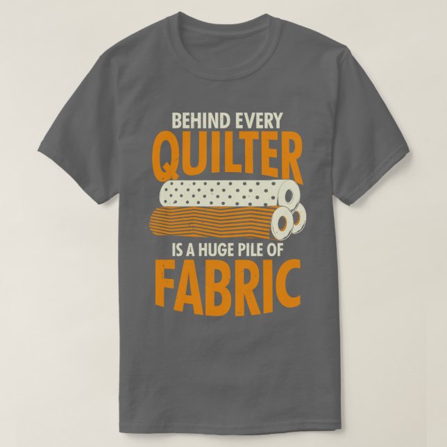 T-shirt Derrière Chaque Quilter Se Trouve Un Immense Pile  (Design devant)