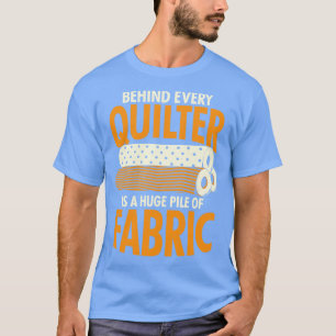 T-shirt Derrière Chaque Quilter Se Trouve Un Immense Pile 