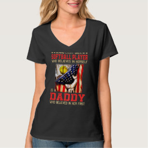 T-shirt Derrière le grand joueur de softball qui croit en