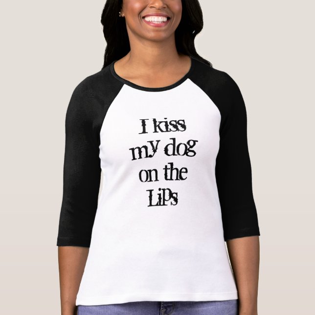 T-shirt Des amis de great dane j'embrasse mon chien sur (Devant)