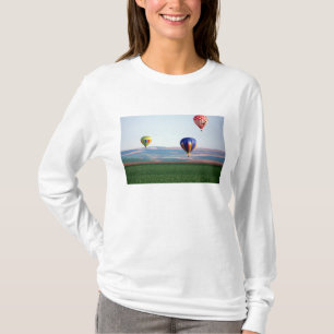 T-shirt Des ballons à air chaud colorés flottent au-dessus