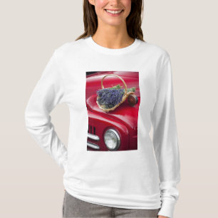 T-shirt Des bouquets de lavande reposent sur un vieux pick