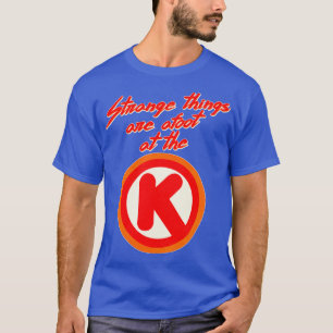 T-shirt Des Choses Étrangères Sont À Pied