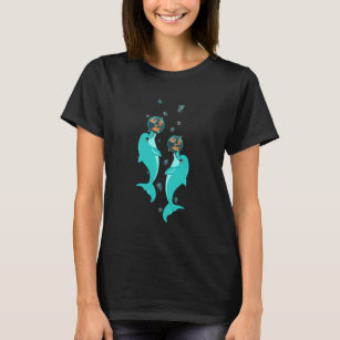 T-shirt des dauphins jouant avec des ballons d'eau