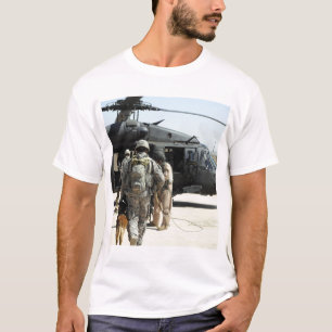 T-shirt Des maîtres-chiens militaires embarquent un hélico