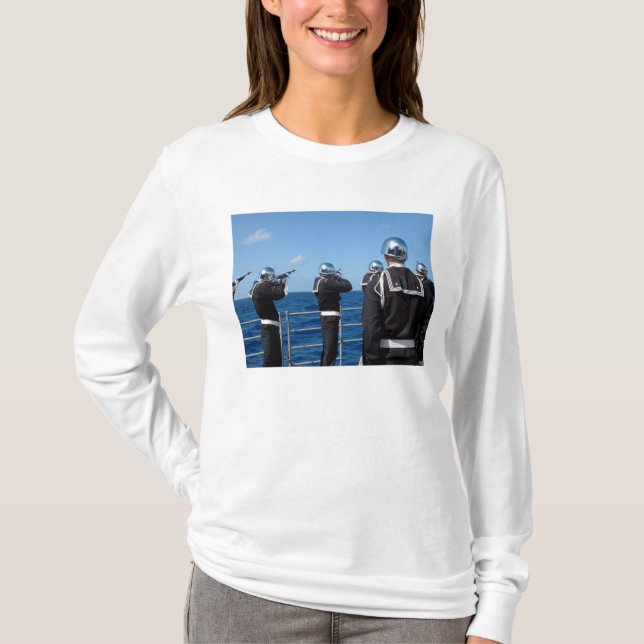 T-shirt Des marins lancent un salut d'armes lors d'un ente (Devant)