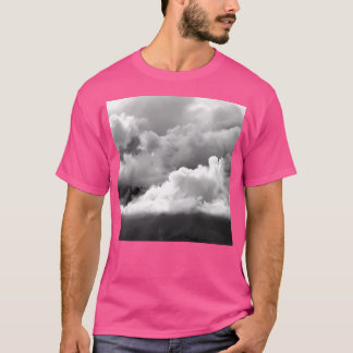 T-shirt Des Nuages Massifs Noirs Et Blancs Impressionnants