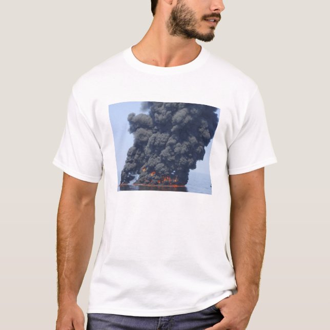 T-shirt Des nuages sombres de fumée et de feu émergent 2 (Devant)