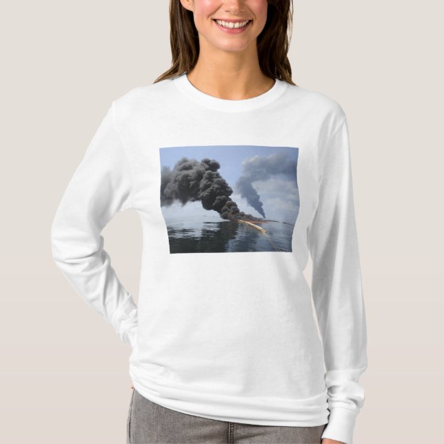 T-shirt Des nuages sombres de fumée et de feu émergent 3 (Devant)
