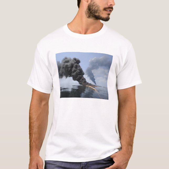 T-shirt Des nuages sombres de fumée et de feu émergent 3 (Devant)