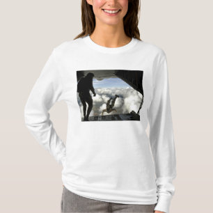 T-shirt Des parachutistes sautent à l'arrière d'un C-130