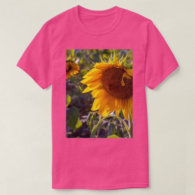 T-shirt Des tournesols fleurissent dans un champ (Design devant)