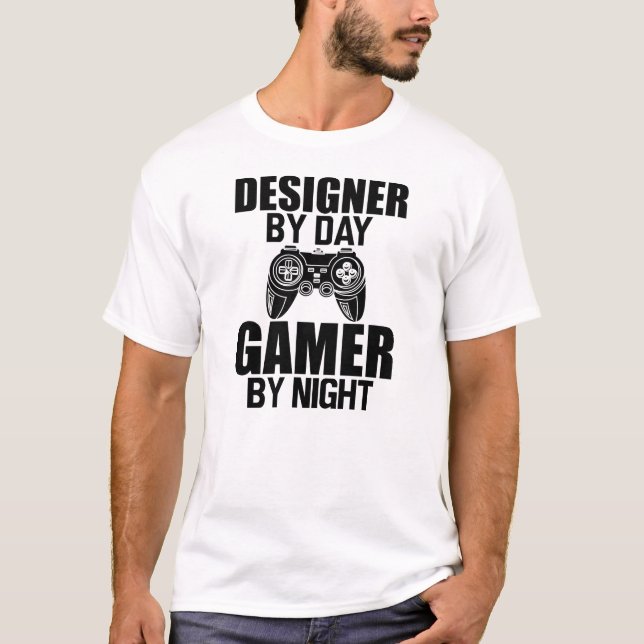 T-shirt Designer by day Gamer by night (Devant)