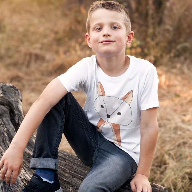 T-shirt Dessin en mode foncé Fox (Boy playing in woods, wearing cartoon fox tshirt)