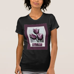 T-shirt Dessin près des tulipes pourpres