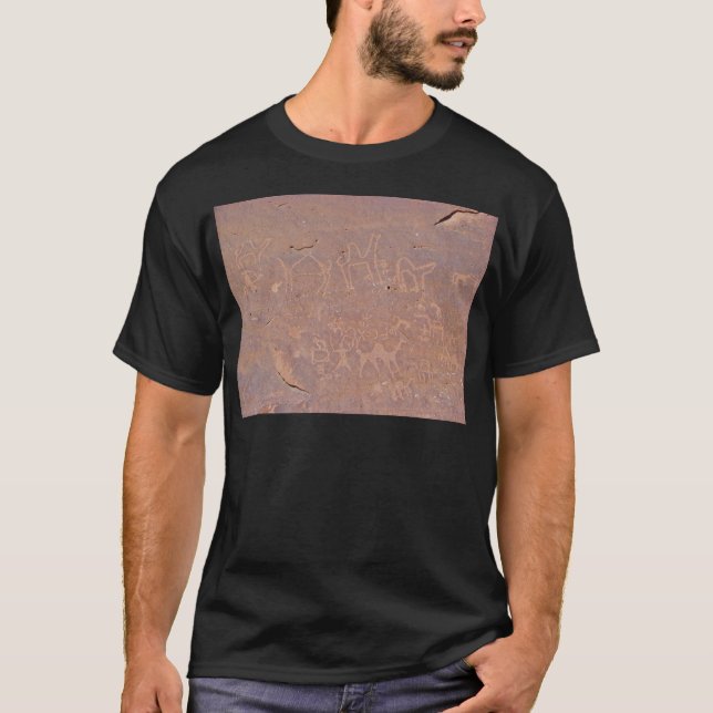 T-shirt Dessins De Carbe Préhistoriques Dans Le Désert (Devant)