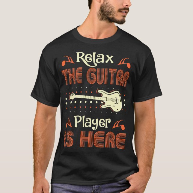 T-shirt Détendez le joueur de guitare est ici instrument (Devant)